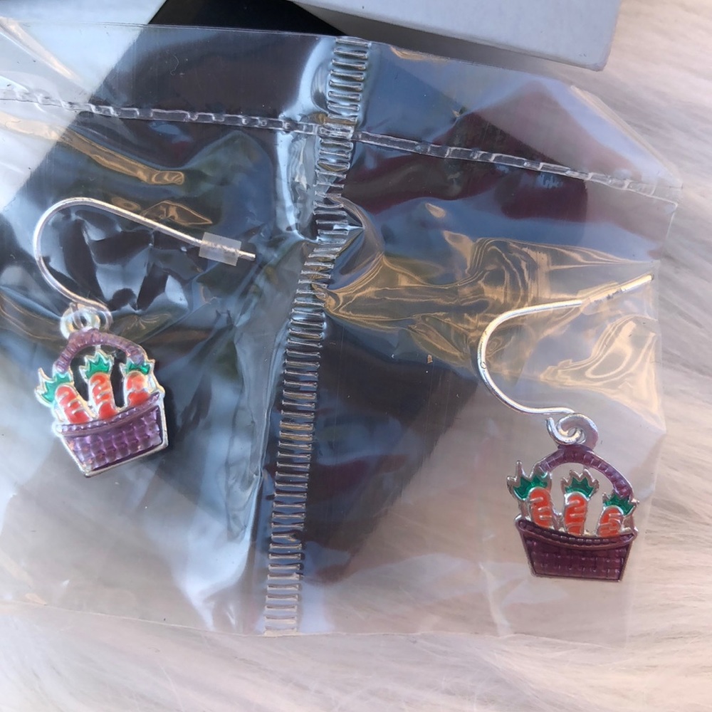 Brand new Avon carrot easter basket earrings